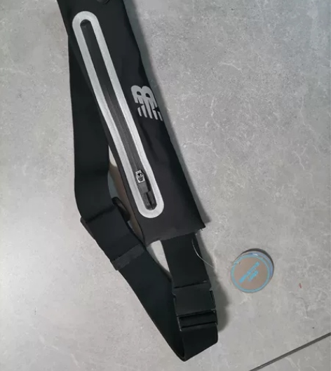 新百伦跑步用腰带，防水设计。工艺挺复杂的，...