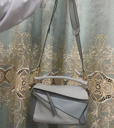 正品罗意威。应该是小号吧[破涕为笑]迪拜人...