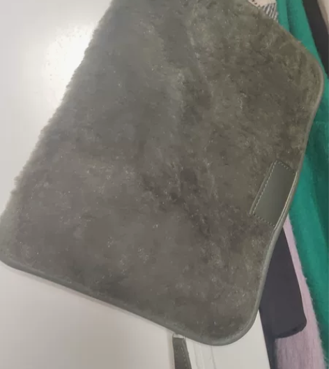 全新未使用手拿包，A4纸大小，绒毛面 感兴...