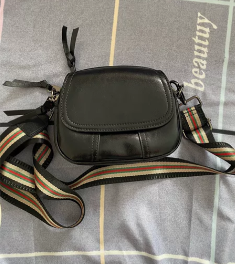 这个小斜挎包，可以放手机、纸巾、口红、钥匙...