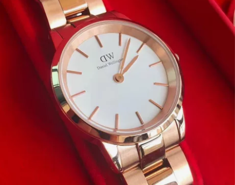 dw手表全新没佩戴过。包装齐，喜欢的小仙女...