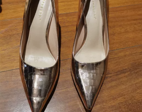 亮皮细跟单鞋，这个颜色上脚特别显白 37码...