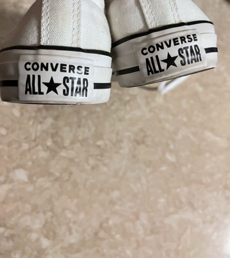 匡威经典款淡蓝色 拿八四消毒液褪了色 左脚...