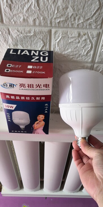 高亮度足瓦LED灯泡E27节能灯