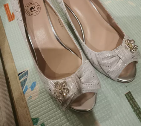 9成新鱼嘴凉鞋，骆驼牌。37码。 感兴趣的...