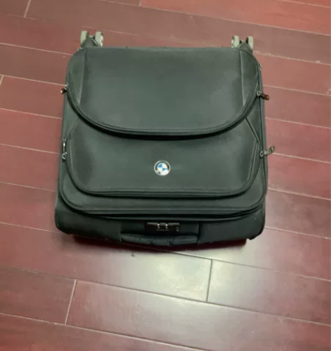 宝马登机箱21寸,带密码,买车的时候送了两...