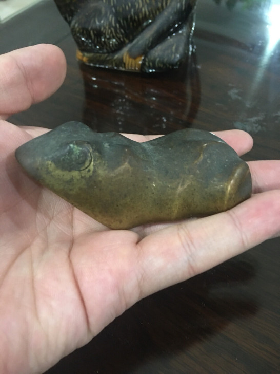 应该是以前放神台的一个金蟾，工艺很漂亮，特...