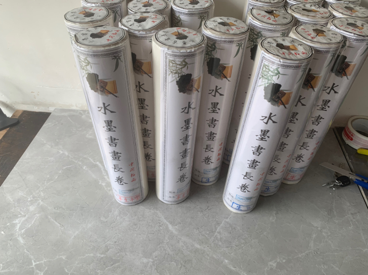清理仓库整理出来的长卷宣纸