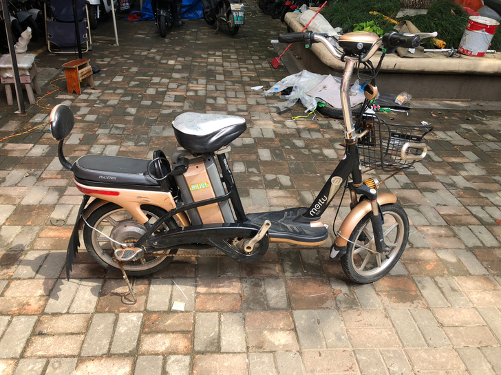 二手电动车，凤凰牌子的，电池可以拿下来，不...