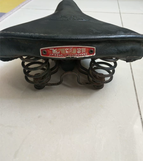 闲置老飞鸽自行车车座，拆车件闲值转让物品老...