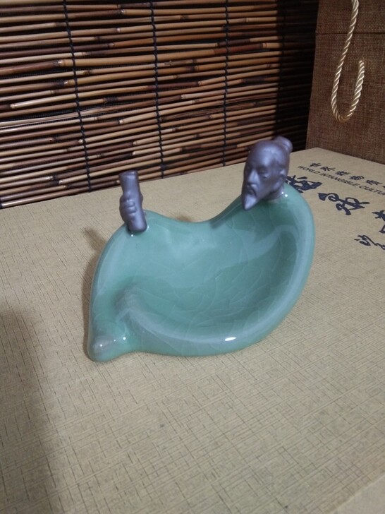 龙泉青瓷。人物摆件一个。茶漏拖盆。。品相尺...