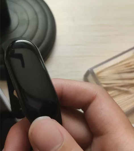 出一个小米手环6 屏幕有一点划痕 卖了换点...