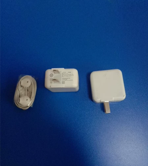 手机充电器2个  带一个耳机  全新 未使...