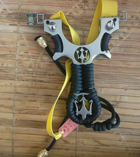 闲置一把全新扁皮筋弹弓，没空玩便宜包邮处理...