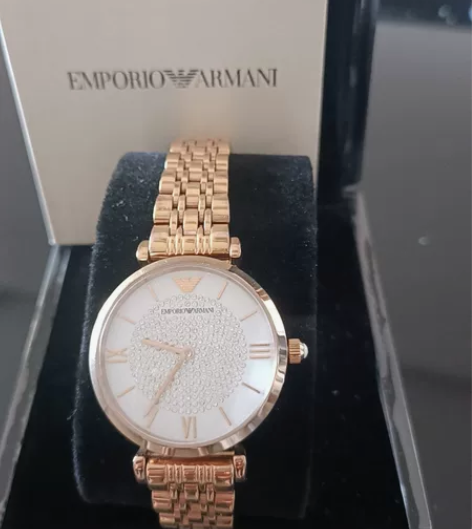 正品阿玛尼满天星手表。 感兴趣的话点“我想...