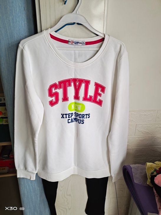 特步女卫衣，全新没洗过，摘了吊牌，有两处污...