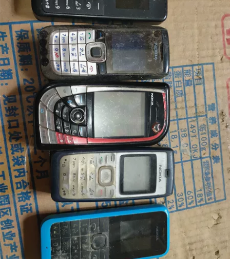 各种诺基亚手机，看中哪个了指出来，协商后，...