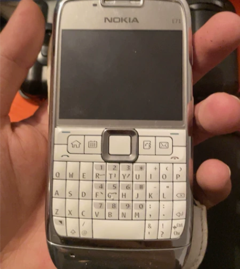 诺基亚 nokia E71 没充电器 感兴...