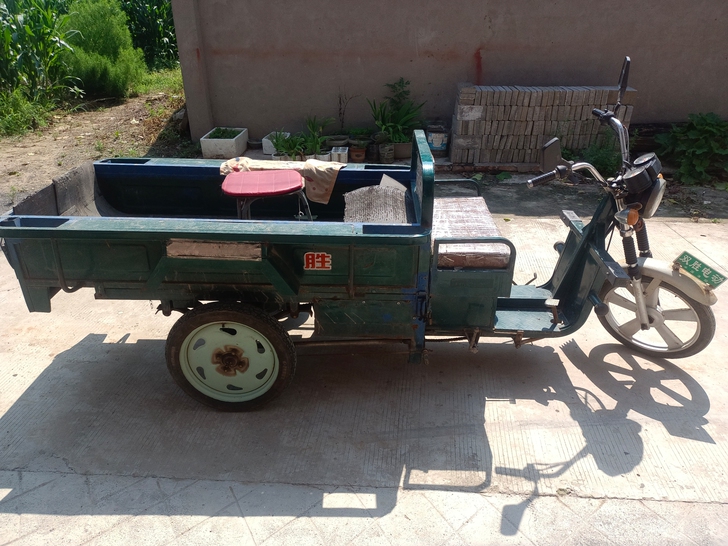 三轮摩托车不是电动车哦！