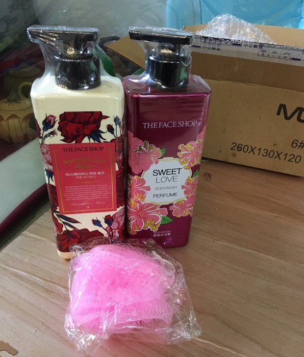 菲诗小铺香水沐浴露500ml+送浴球持久留...