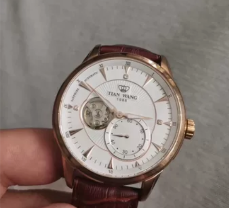男士天王手表，时间准，成色95新，买了一年...