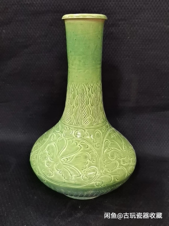 单色釉绿色雕刻花卉纹花瓶一只高29厘米宽1...