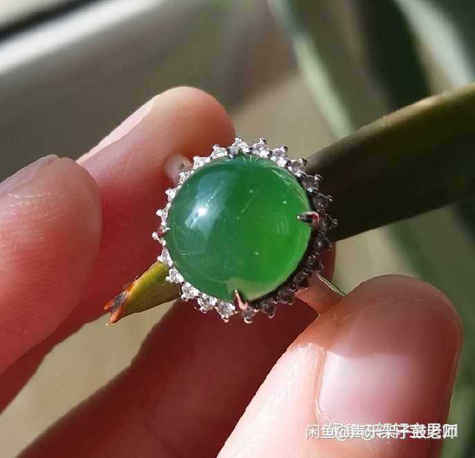 老坑深邃绿冰种正圆翡翠祖母绿蛋面戒指18K...