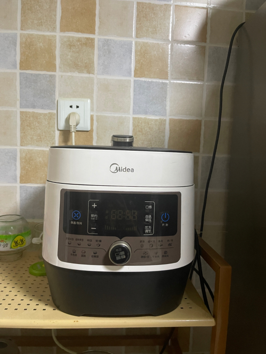 美的电压力锅 天猫购入，家里人口少，锅买大了