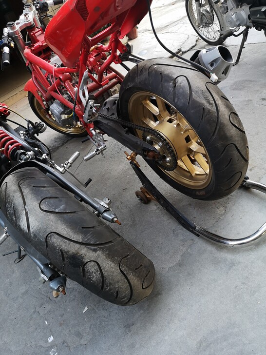 300cc摩托车。一台300cc发动机。工...