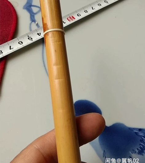 有瑕疵，见图一，腊底红花湘妃竹香筒，有点伤...