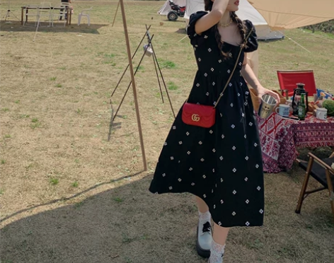 夏天家黑色露背刺绣法式方领泡泡短袖连衣裙女...