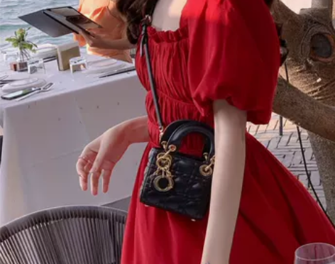 法式复古方领泡泡袖红色连衣裙女夏季2022...