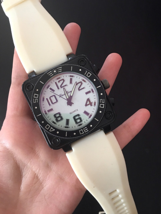 【手表】香港买的装饰手表，安上电池可以正常...