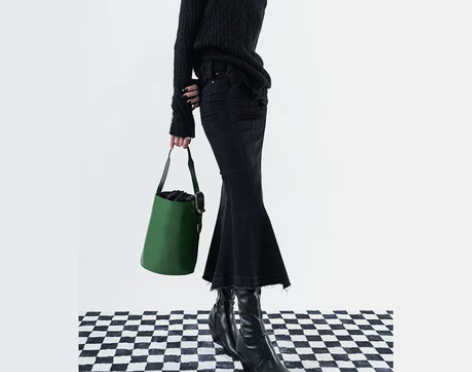 买大了，穿得不算多，还比较新。牛仔面料的很...