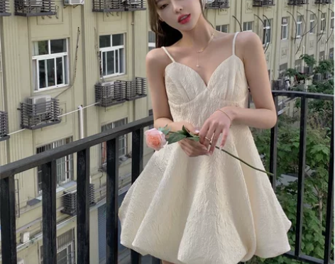 洋气复古裙子V领收腰露背吊带裙蓬蓬短裙女夏...