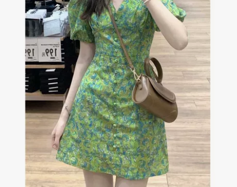 绿色碎花连衣裙女夏季2022年新款修身法式...