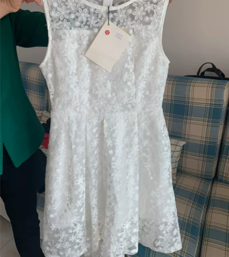 全新白色连衣裙，吊牌在，低价出 感兴趣的话...