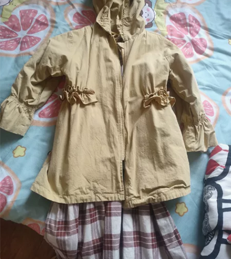女儿长大了，外套风衣和裙子都穿不了，转给有...
