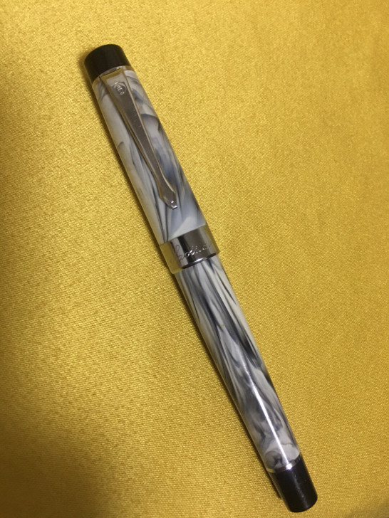 好利来22KGP美工书法钢笔，采用传统捏挤...