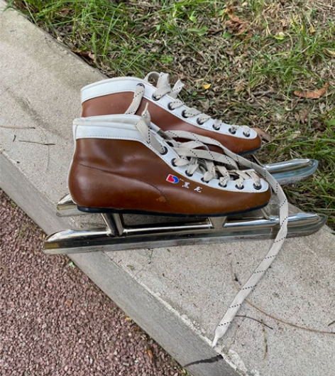 出售一双全新的滑冰鞋，240码，便宜出售，...