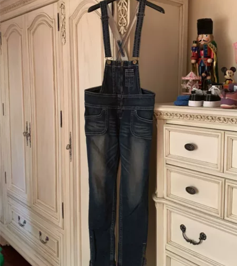 背带牛仔裤 感兴趣的话给我留言吧！￥100