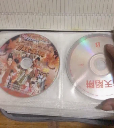 130多张DVD，连续剧电影都有，cd唱片...