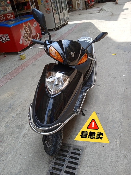 豪爵摩托车，国四电喷，手续齐全，新车入手半...