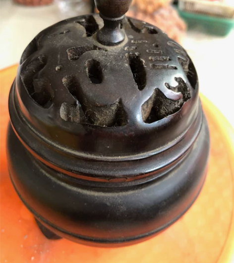 用过几次的越南乌木熏香炉，给点钱就走。 感...