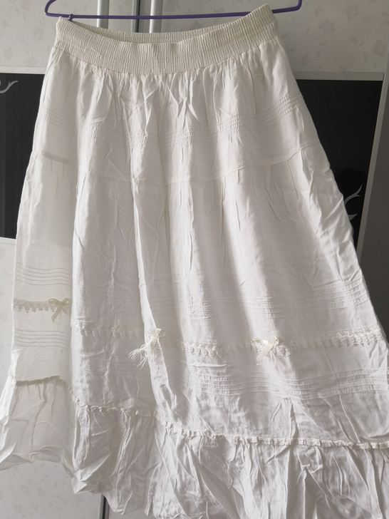 白色素色群子衣柜里拿出来的没熨，面料很舒服...