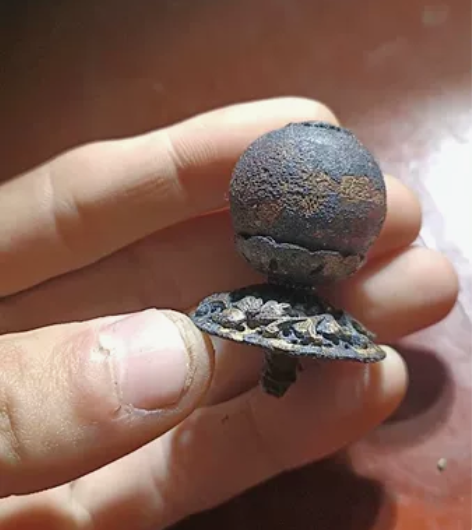 像帽顶配饰,有一点崩。鎏金的。工艺好看。所...