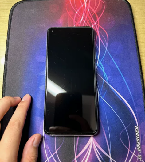 出一台红米k30s至尊版银色8+256,已...