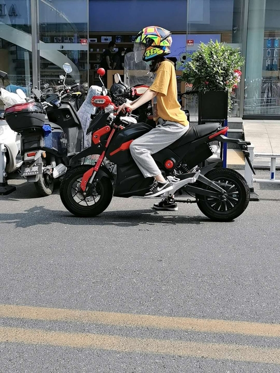 买了一年的电动摩托车，一共也没起十回，八千...