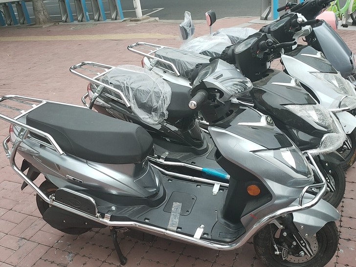 大踏板电动车，电压60V，电池锂电30ah...