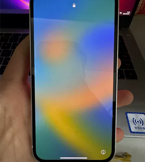 自用了一年多的12 128g白色 四角有些...